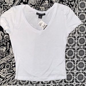 Cropped basic white V-neck